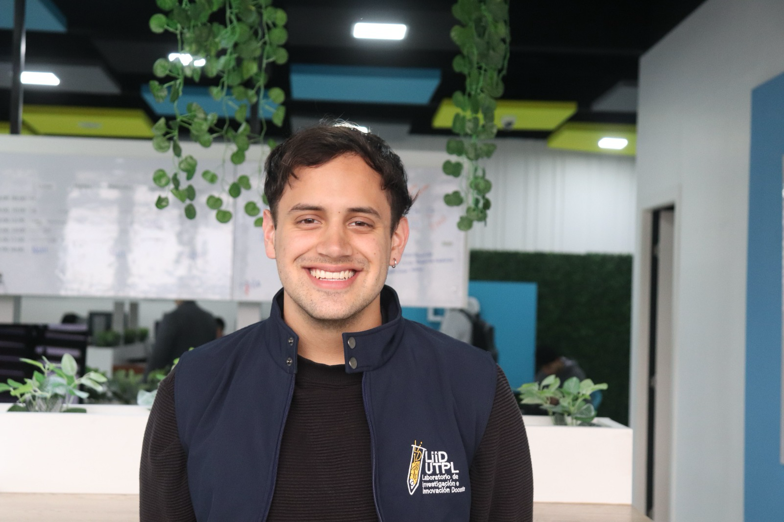 Jostin Alvarado en el Laboratorio de Investigación e Innovación Docente de la UTPL